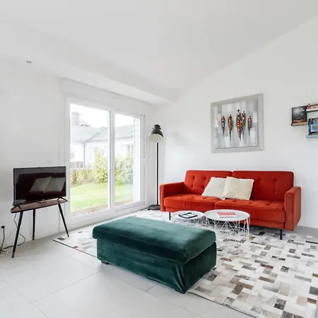 Entouree De Verdure Avec Parking Prive Villa Halluin