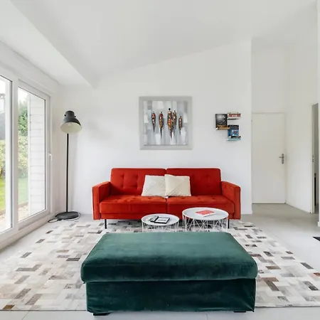 Villa Entouree De Verdure Avec Parking Prive