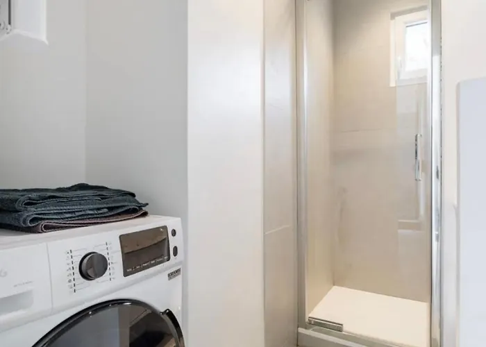 Villa Entourée De Verdure Avec Parking Privé