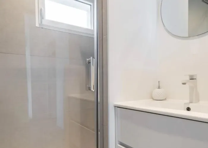 Entourée De Verdure Avec Parking Privé Villa