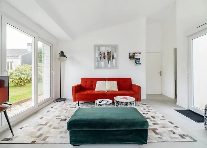 Villa Entourée De Verdure Avec Parking Privé