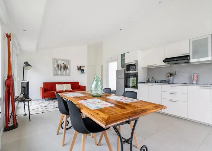 Entourée De Verdure Avec Parking Privé Villa