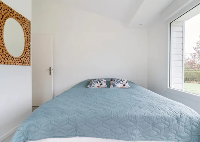 Entourée De Verdure Avec Parking Privé Villa